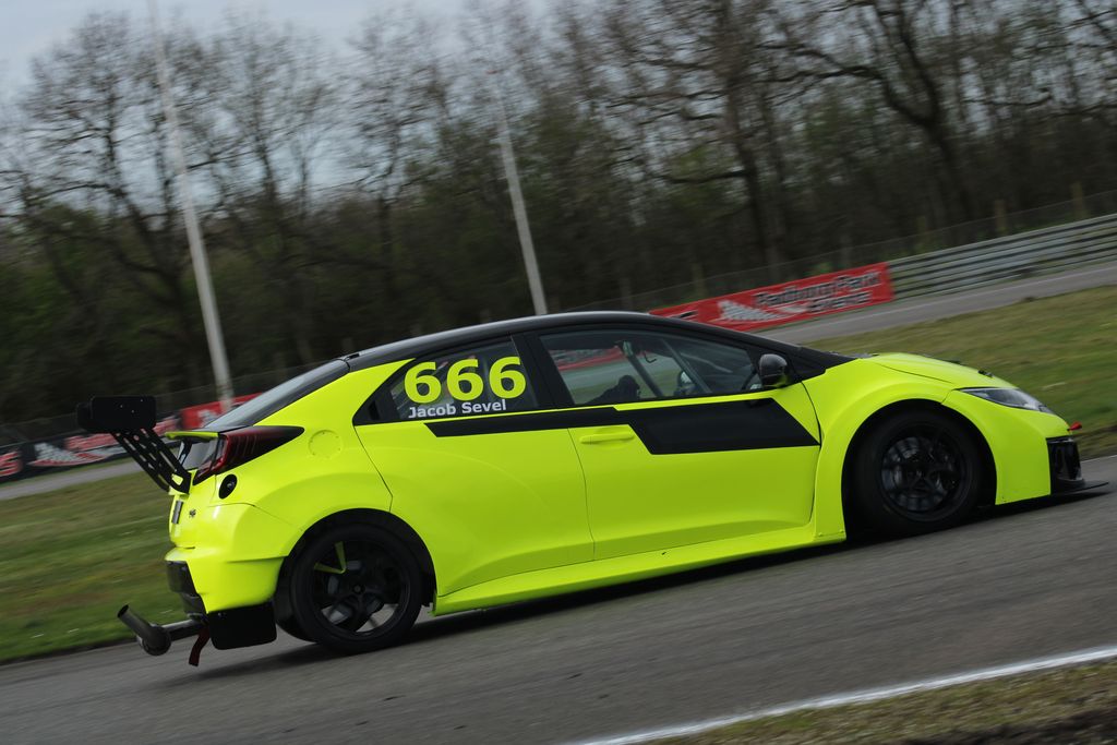 Tekst: Jacob Sevel Andersen bliver så absolut ikke til at overse, når han kommer på banen i 2024 med Honda Civic raceren
(Foto: JJ Media)